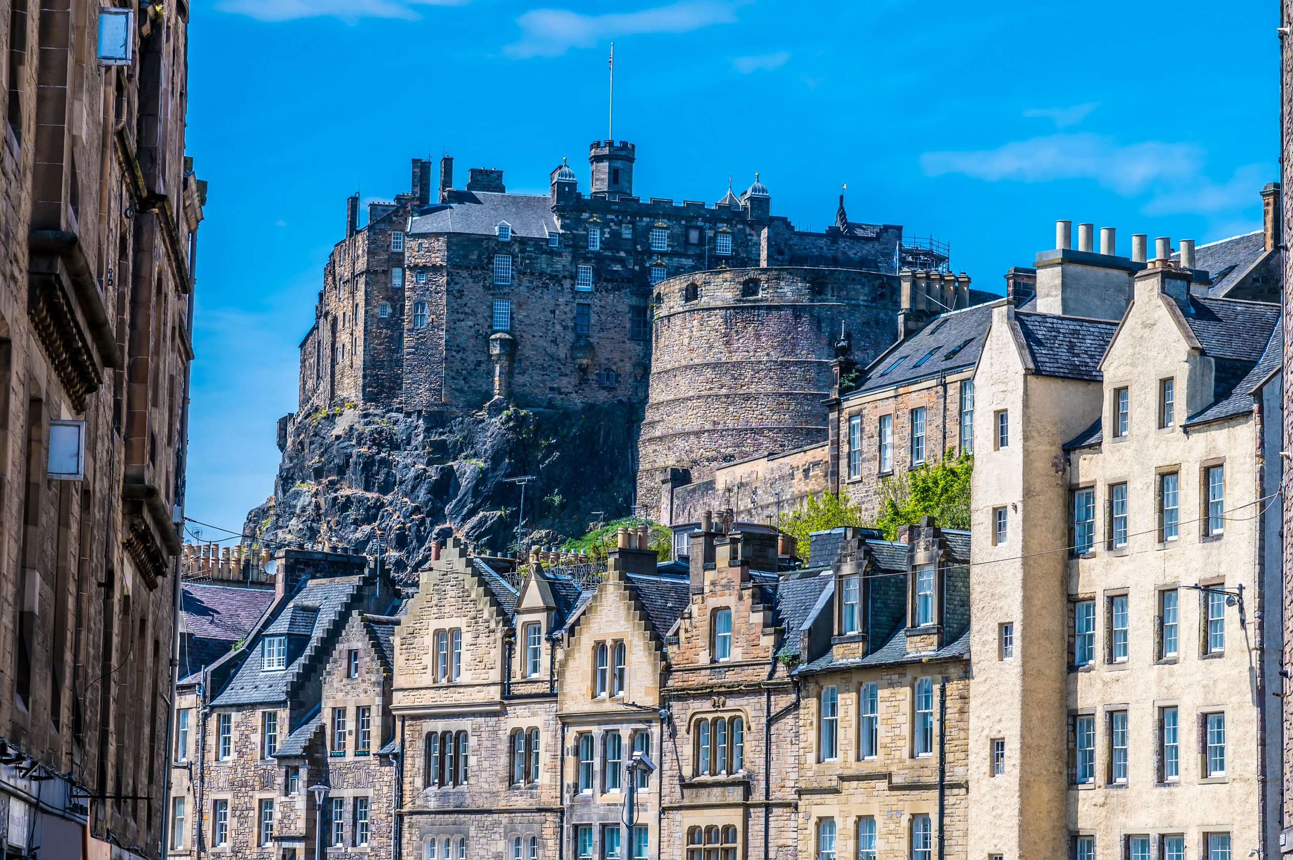 Old town of Edinburgh looking to Edinburgh Castle